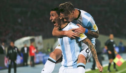 Di María y Biglia celebran un gol.