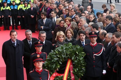 La presidenta de la Comunidad de Madrid, Esperanza Aguirre, encabeza la ofrenda floral ante de la sede del Gobierno Regional en la Plaza del Sol. A su izquiera, el alcalde de Madrid, Alberto Ruiz Gallardón, y el líder del PP, Mariano Rajoy, y a su derecha, David Pérez, portavoz del PP en la Asamblea de Madrid. Detrás, Manu Menéndez y Gregorio Gordo, portavoces del PSOE y de IU, respectivamente, en el Parlamento regional.