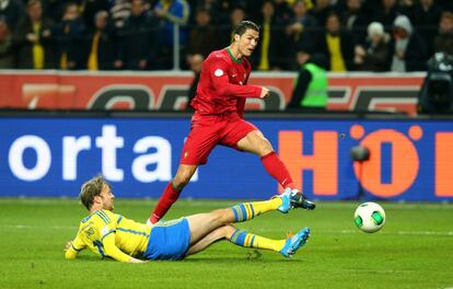 Cristiano Ronaldo anota su segundo gol del partido.