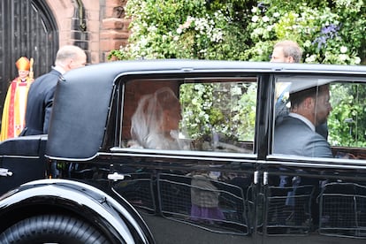 La novia Olivia Henson también ha sido recibida entre vítores en la catedral de Chester después de salir de un antiguo Bentley. El vestido de novia y el velo han sido diseñados por la londinense Emma Victoria Payne, que ha incorporado motivos florales y bordes del traje de la tatarabuela del novio, usadas alrededor de 1880.