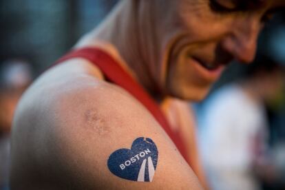 Detalle del tatuaje en el brazo de un atleta que se prepara para correr el maratón en Bostón.