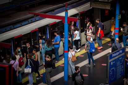 Pasajeros en la parada de la línea 6 de Príncipe Pío, este martes.