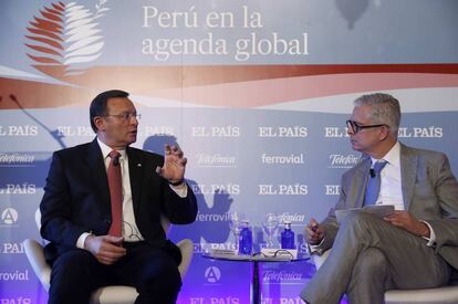 Néstor Popolizio, ministro de Relaciones Exteriores de Perú, junto a Javier Moreno, director de EL PAÍS América.