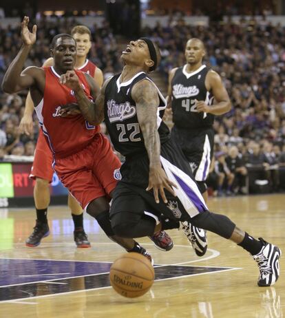 Isaiah Thomas trata de superar a Darren Collison 