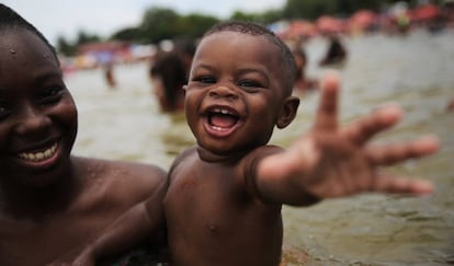 Uma fam&iacute;lia carioca aproveitando um piscin&atilde;o no Rio de Janeiro.