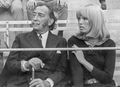 El pintor Salvador Dalí junto a Amanda Lear el 1969 en la plaza de toros de la Monumental.