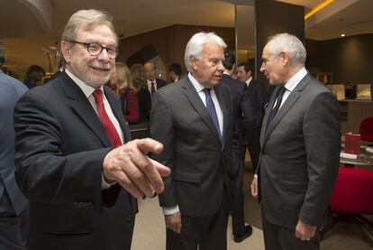 Juan Luis Cebrián, Felipe González y Antonio Caño conversan antes de iniciarse el foro en Bruselas.