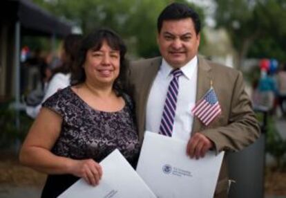 Aura Matilde Rivas y Eric Rivas, originarios de Guatemala, el viernes tras hacerse ciudadanos de EE UU.
