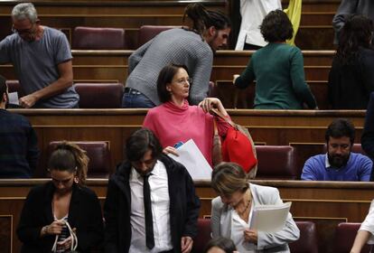 En el centro, Carolina Bescansa en el Congreso de los Diputados el pasado d&iacute;a 25 de octubre.