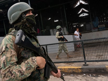 Un grupo de militares realiza un recorrido en los interiores del Mercado Municipal Caraguay, en el sur de Guayaquil.