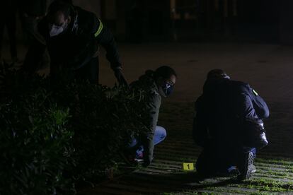 Agentes de los Mossos trabajan en el lugar donde se produjeron los disparos contra la persona sin hogar