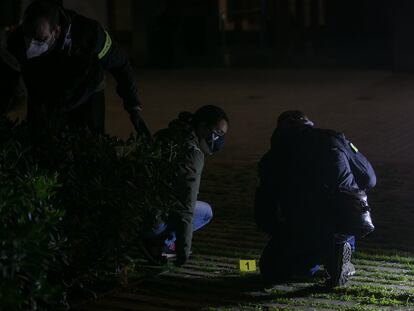Agentes de los Mossos trabajan en el lugar donde se produjeron los disparos contra la persona sin hogar