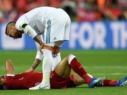 Sergio Ramos y Mohamed Salah tras su lesión durante la final de la Champions.