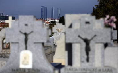 Las Cuatro Torres de Madrid vistas desde el cementerio de La Almudena.