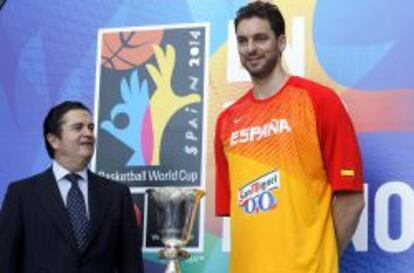 Borja Prado, presidente de Endesa, junto a Pau Gasol.