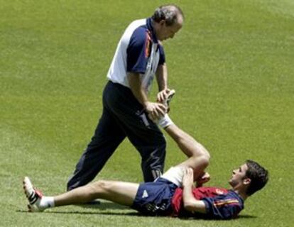 Raúl, ayer, ejercitándose con la ayuda de su fisioterapeuta particular, Pedro Chueca.