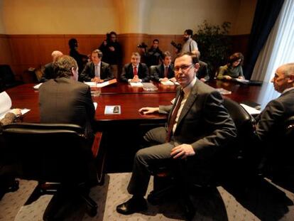 Las delegaciones del Gobierno (en primer término) y de las Diputaciones, durante la reunión del Consejo Vasco de Finanzas.