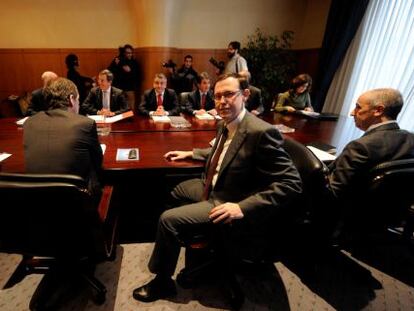 Las delegaciones del Gobierno (en primer término) y de las Diputaciones, durante la reunión del Consejo Vasco de Finanzas.
