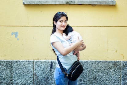 Pamela La Rosa, con su hija, a la que ha recuperado este viernes 30 de mayo de 2025, en Madrid.