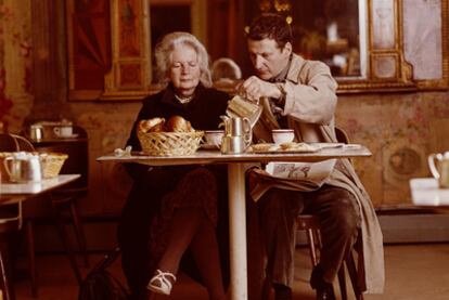 El pintor Lucian Freud, junto a su madre.