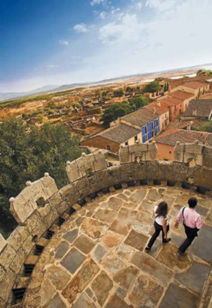 Granadilla, villa amurallada medieval desalojada en los años cincuenta por la anegación de sus tierras por un pantano.