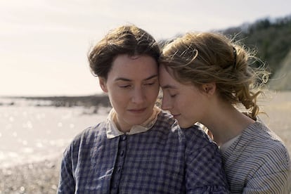 Kate Winslet y Saoirse Ronan, en 'Ammonite'.