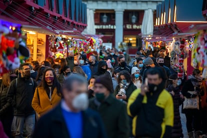 Crowds of shoppers at Christmas market in Madrid.