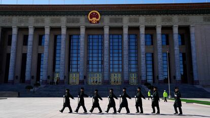 Soldados chinos desfilaban el sábado frente al Gran Salón del Pueblo de Pekín.