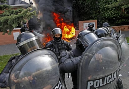 Protesta de trabajadores frente a la residencia de la gobernadora de Santa Cruz, Alicia Kirchner, el 13 de diciembre pasado.