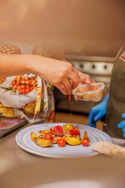 Ventresca de atún albacora acompañada de ciruelitas rojas y tomates cherry.

