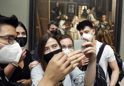 Un grupo de músicos, ante 'Las meninas', en el Museo del Prado de Madrid. Una versión reducida de la orquesta había tocado días antes en la sala donde se expone la obra.