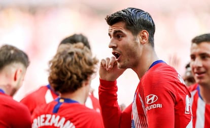 Morata, simula en tono de broma la comunicación del árbitro con el VAR, tras marcar su primer gol legal con el Atlético, logrado ante el Villarreal.