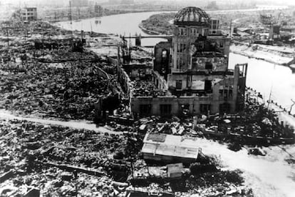 Hiroshima quedó devastada por el impacto de la bomba atómica. Pese a su cercanía del hipocentro, gran parte de la estructura del antiguo Salón Provincial de Exposiciones se mantuvo en pie. Hoy es Patrimonio de la Humanidad.