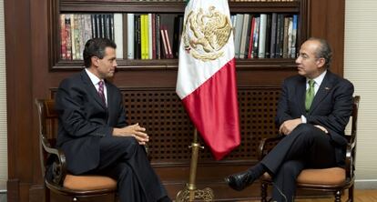 Peña Nieto y Calderón en Los Pinos.