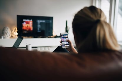 Una mujer viendo la televisión bajo demanda.