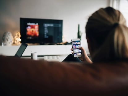 Una mujer viendo la televisión por 'streaming'.