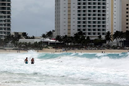 “La circulación de la tormenta generará lluvias torrenciales en Quintana Roo y Yucatán, con acumulaciones de entre 150 y 250 mm, además de vientos con rachas de hasta 110 km/h y oleaje de 3 a 5 metros de altura en las costas.”, ha detallado el Sistema Meteorológico Nacional.