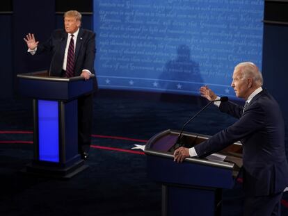 El ex presidente de EE UU, Donald Trump (a la izquierda), y el presidente Joe Biden en una imagen de su primer debate electoral en las presidenciales de 2020 en Cleveland (Ohio).