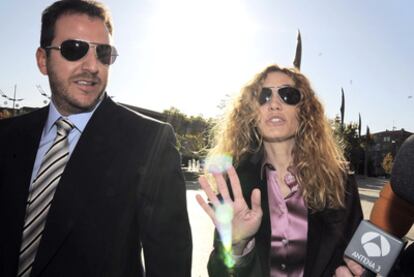 Borja Thyssen y Blanca Cuesta a la entrada de los juzgados de Alcobendas cuando acudieron a declarar, en noviembre de 2009