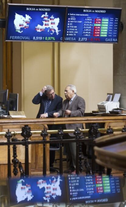 Dos operadores en la Bolsa de Madrid.