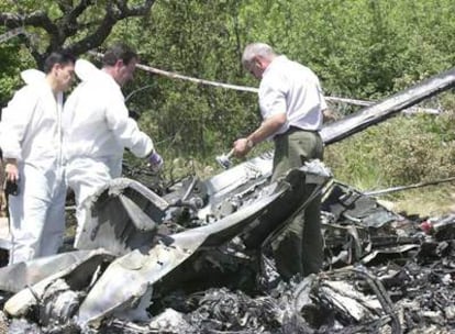 Técnicos del Ministerio de Fomento inspeccionan el aparato tras el siniestro, en 2002.