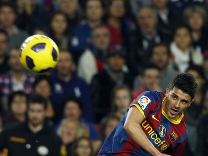 Villa marca el segundo gol del Barcelona.