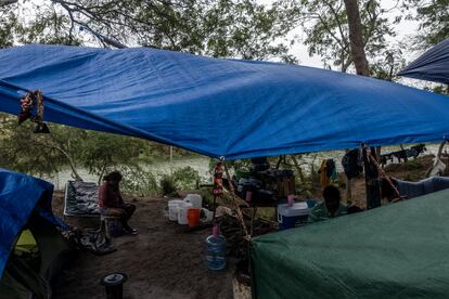 Una familia mexicana en el campamento de Matamoros a las orillas del Río Bravo.