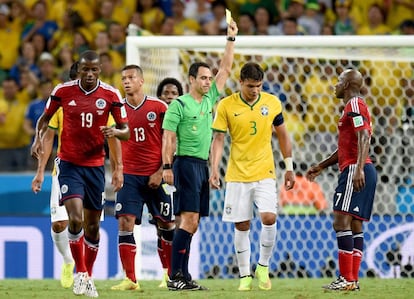 Thiago Silva leva um cartão amarelo depois de tentar "roubar"a bola do goleiro, em um lance irregular.