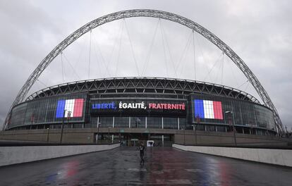 Dos banderas francesas escoltan el el lema "libertad, igualdad y fraternidad" en la entrada de Wembley  en recuerdo de las víctimas de los atentados de París