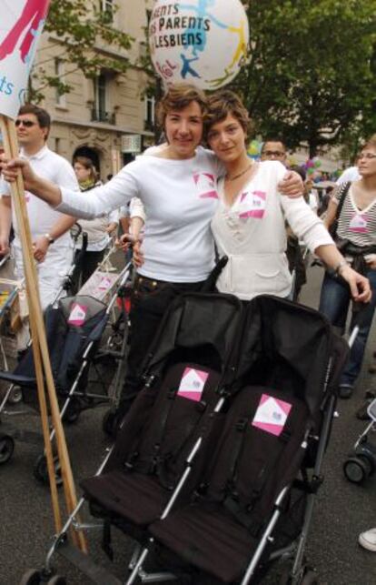 Dos lesbianas reclaman el derecho a la adopción en París.
