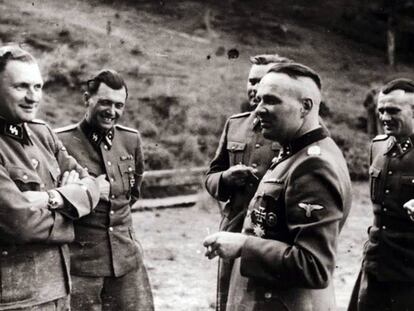 Grupo de oficiales de las SS en Auschwitz, hacia la segunda mitad de 1944. El segundo desde el izquierda es Josef Mengele.