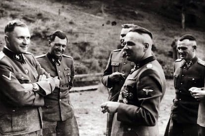 Grupo de oficiales de las SS en Auschwitz, hacia la segunda mitad de 1944. El segundo desde el izquierda es Josef Mengele.