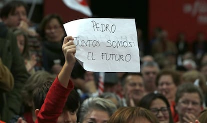 CRISTIAN SEGURA / MÓNICA TORRES - Esta fotografía plantea tantos interrogantes como las expectativas electorales del PSOE. ¿Es el niño que sostiene el cartel el autor del mismo? Su mensaje dice “Pedro juntos somos el futuro”. ¿Quiénes son los que juntos son el futuro? ¿Acaso el partido está dividido? Lo más intrigante es que en el reverso de la hoja han escrito “amarillo” con el mismo rotulador negro. ¿Es un mensaje en clave? ¿Es parte de un juego para entretener al niño? —apunte: siempre he sentido profunda compasión por los menores que han de tragarse un mitin—. Tres mujeres del frente pensionista-socialista observan la escena intrigadas; quizás el fotógrafo les ha llamado la atención, aunque también puede ser que tengan tantas dudas como yo.