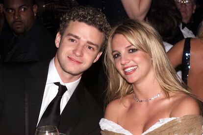 Britney Spears y Justin Timberlake
	

	La pareja del pop del momento pasará a los anales de la historia por ese mimetismo estilístico vaquero para dolor de nuestras retinas. Se conocieron en El Club Mickey Mouse en la década de los noventa y empezaron a salir en 1999 hasta el año 2000. 